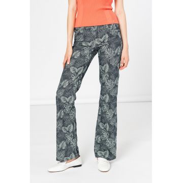 Blugi bootcut cu model