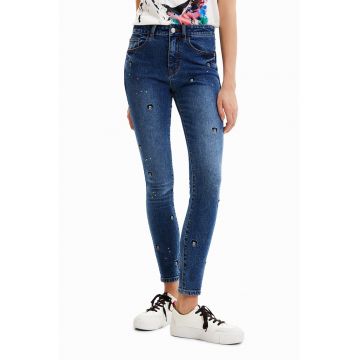 Blugi skinny cu broderie Mickey Mouse