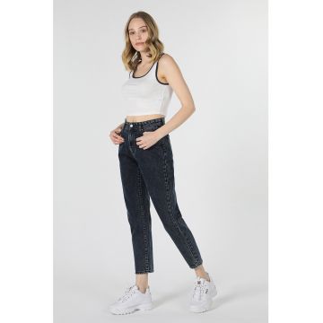 Blugi mom-fit cu talie inalta