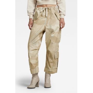 Pantaloni crop cu talie medie si model camuflaj