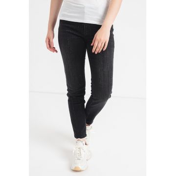 Blugi skinny cu aplicatii cu strasuri