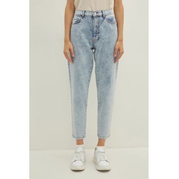 Blugi mom-fit cu talie inalta