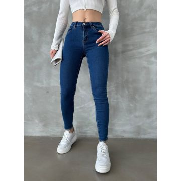 Blugi skinny simpli accesorizat jos la tiv