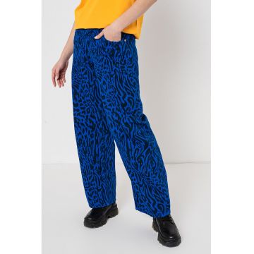 Blugi relaxed fit cu animal print