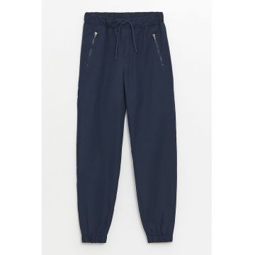 Pantaloni de trening cu croiala conica si buzunare oblice