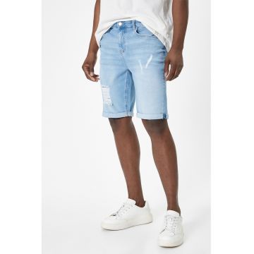 Blugi scurti slim fit cu detalii deteriorate