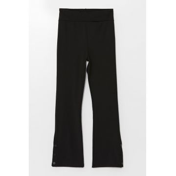 Pantaloni evazati cu slituri cu capse