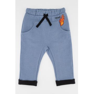 Pantaloni sport cu terminatie rasucita