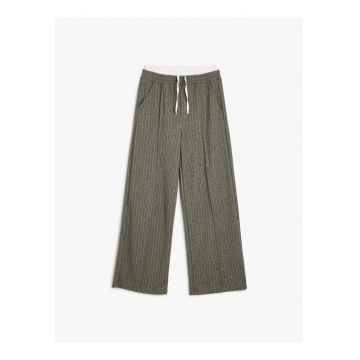 Pantaloni cu croiala ampla si dungi discrete