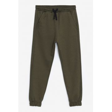 Pantaloni de trening cu snur de ajustare si buzunare laterale