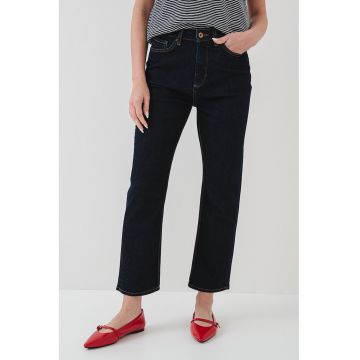 Blugi crop cu cusaturi contrastante