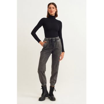 Blugi crop cu snur