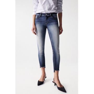 Blugi crop din denim cu tehnologie Push Up Wonder