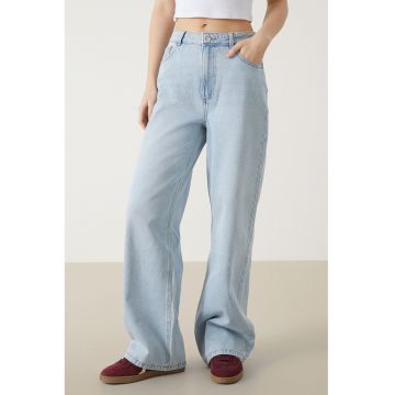 Blugi cu croiala ampla si model uni