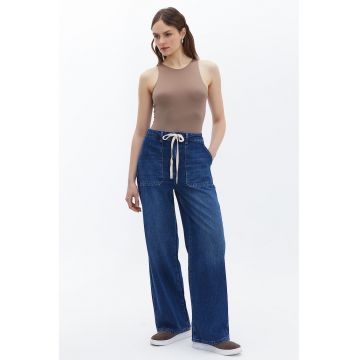 Blugi relaxed fit cu snur si buzunare laterale