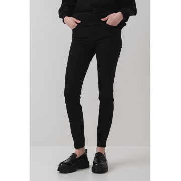 Blugi slim fit cu talie medie