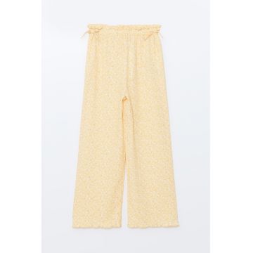Pantaloni cu croiala ampla si model floral