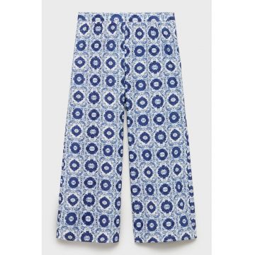 Pantaloni cu croiala ampla si model