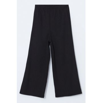 Pantaloni cu croiala ampla si talie elastica