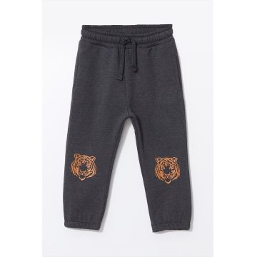 Pantaloni de trening cu detalii grafice