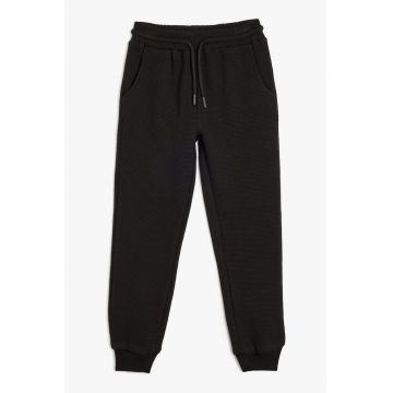 Pantaloni de trening cu model texturat si snur