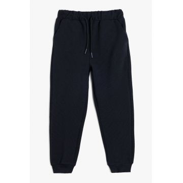 Pantaloni de trening cu model uni si snur