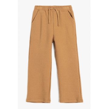 Pantaloni texturati cu buzunare laterale