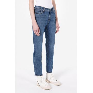Blugi cu talie inalta si model cu 5 buzunare