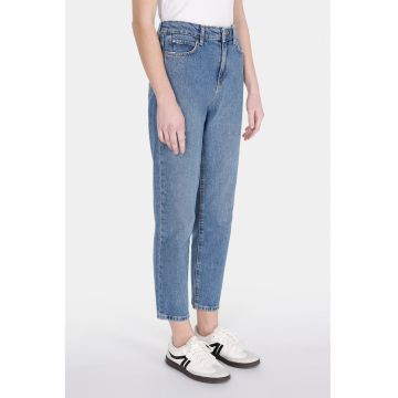Blugi mom fit
