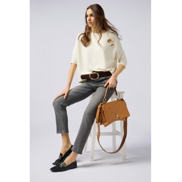 Pantaloni crop cu aplicatii cu strasuri