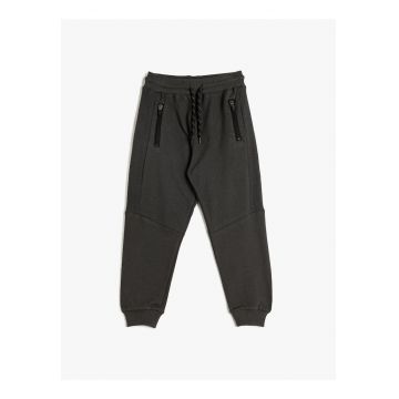 Pantaloni de trening cu buzunare cu fermoar
