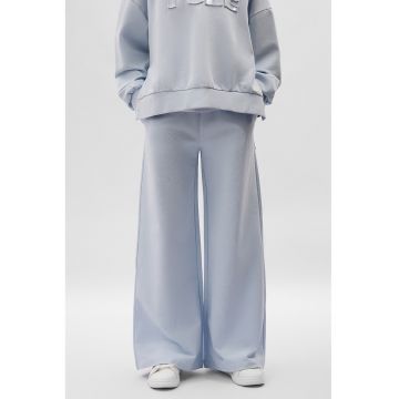 Pantaloni de trening cu croiala ampla si snur