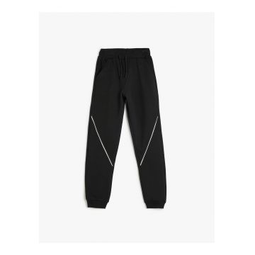 Pantaloni de trening cu snur de ajustare si buzunare