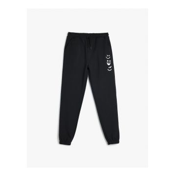 Pantaloni de trening cu snur de ajustare si detalii cu imprimeu grafic