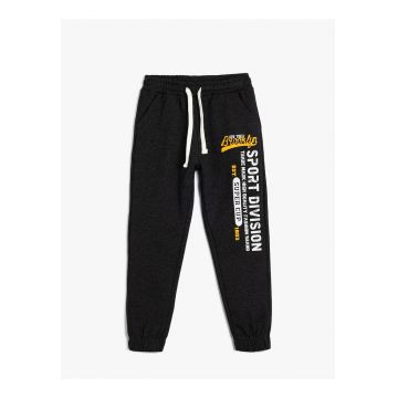 Pantaloni de trening cu snur de ajustare si imprimeu text