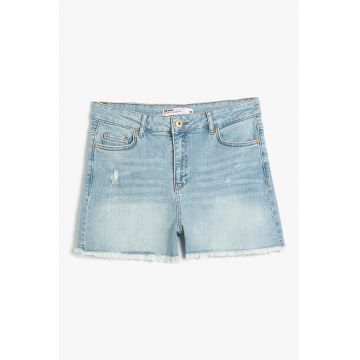 Pantaloni scurti din denim cu terminatii franjurate