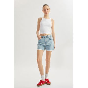 Pantaloni scurti din denim cu terminatii franjurate