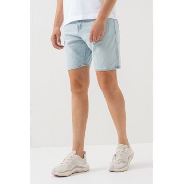Blugi scurti cu talie medie si model cu 5 buzunare