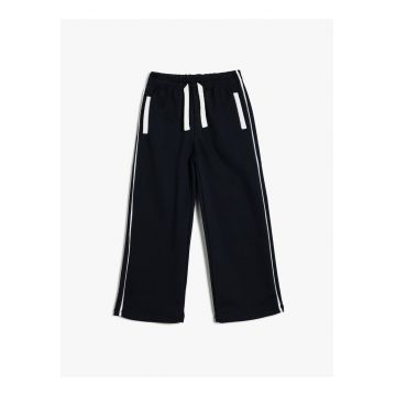 Pantaloni de trening cu croiala ampla si banda elastica in talie