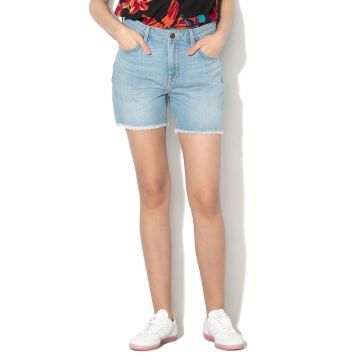 Pantaloni scurti din denim cu croiala boyfriend si terminatii franjurate