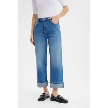 Blugi crop cu terminatie rasucita