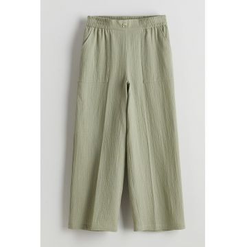 Pantaloni cu croiala ampla si buzunare oblice