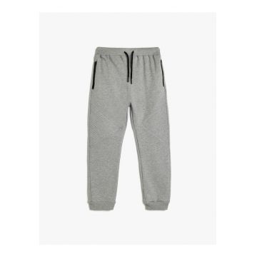 Pantaloni de trening cu snur de ajustare si buzunare cu fermoar