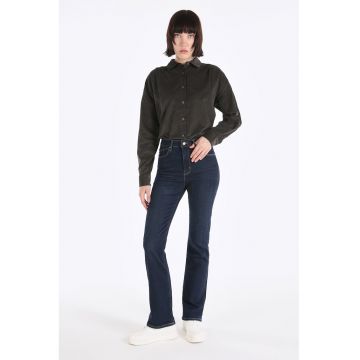 Blugi cu croiala bootcut si cusaturi contrastante