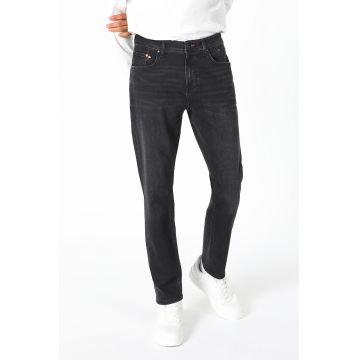 Blugi regular fit cu talie medie