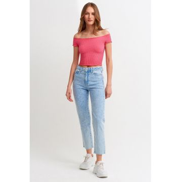Blugi crop cu terminatie franjurata