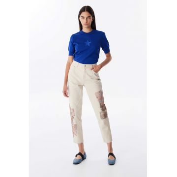 Blugi mom-fit cu detalii imprimate grafic