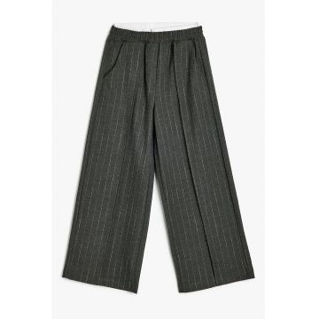 Pantaloni cu croiala ampla - model in dungi si banda elastica in talie