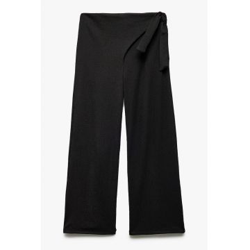 Pantaloni cu croiala ampla - model uni si talie elastica pe partea din spate