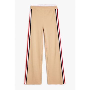 Pantaloni cu croiala ampla si detalii cu model in dungi